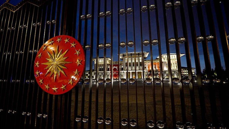 saraydan-gecis-sureci-kanunu-mesaji-erdoganin-basdanismani-mehmet-ucum-el-yukseltti-en-isabetli-cozum-olur-KvtXFzr5.jpg