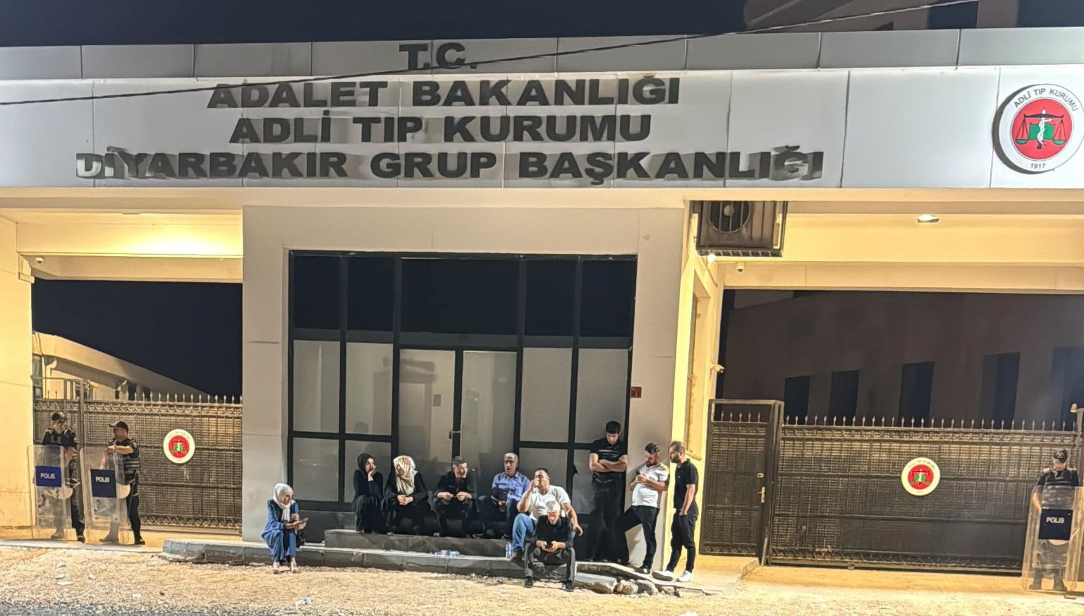 6 yasindaki cocuk yan yatan romorkun altinda can verdi cmXNlqfD