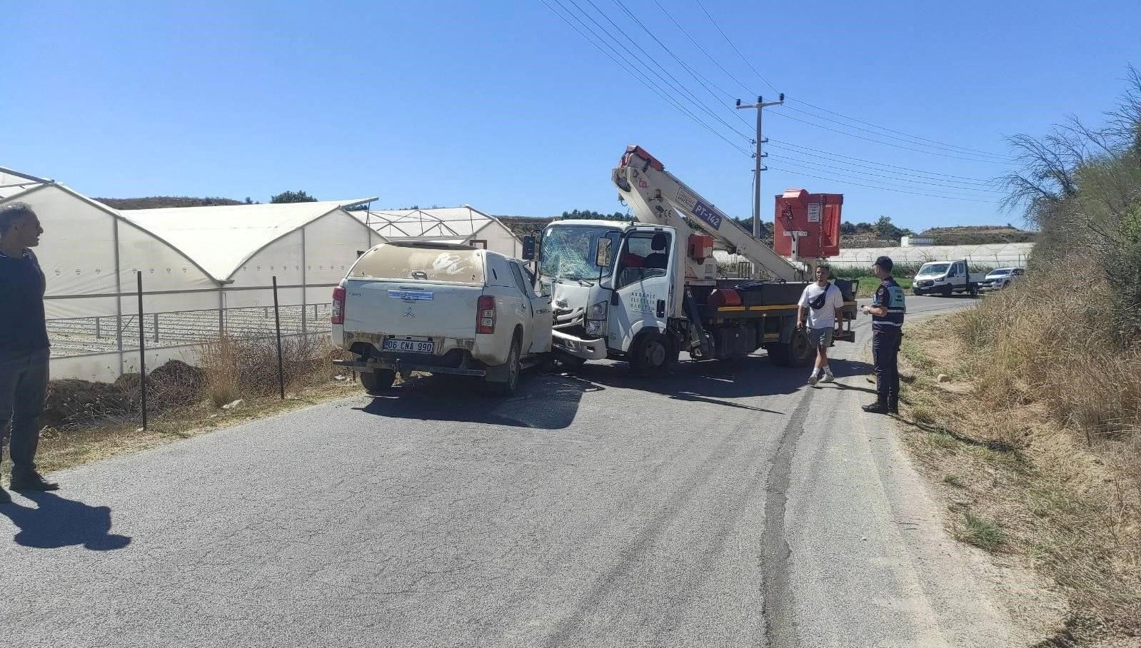 antalyada kamyonla otomobil kafa kafaya carpisti 3 yarali mt3TcJ11