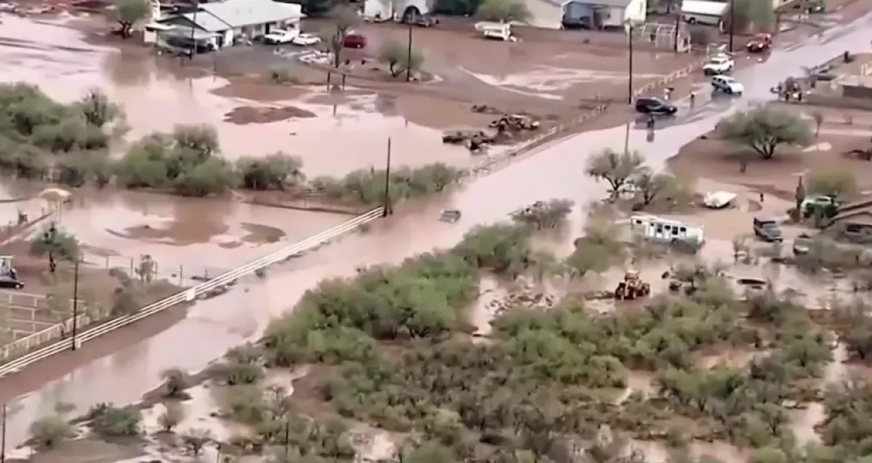 arizonada siddetli yagislarin yol actigi sellerde 4 kisi oldu mlQ2pMyW