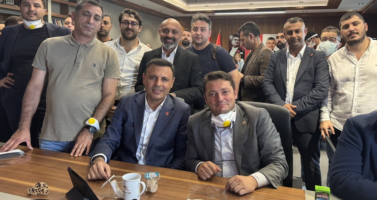 barikatin arkasinda gursel tekinin girmeye calistigi odadan ilk fotograf Ljaf62U4