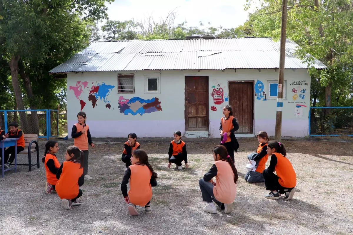 ogretmenden egitici duvar sanati DkkJ2snl