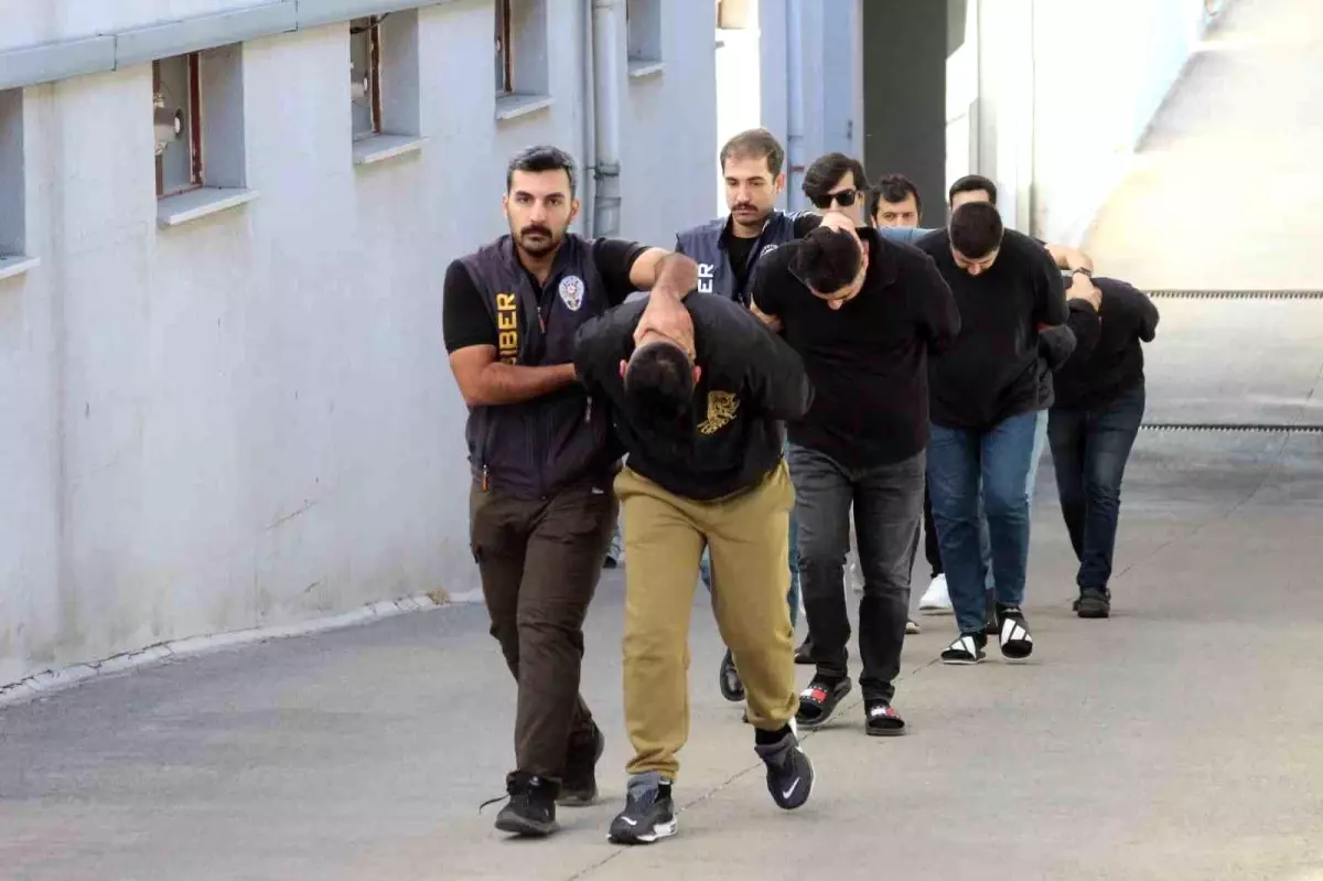 adanada otomobil dolandiriciligi operasyonu 6 supheli tutuklandi TCCYbaGD.jpg