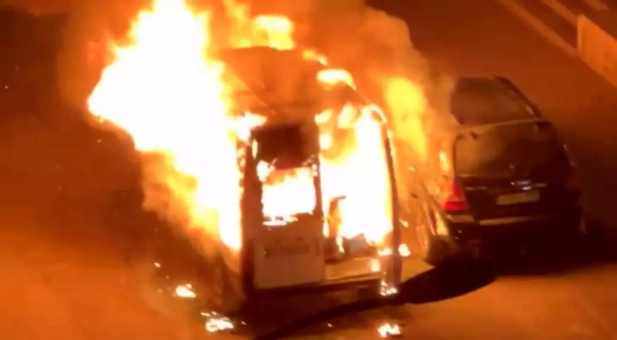 gaziantepte park halindeki minibus alev aldi z8HwXkwN