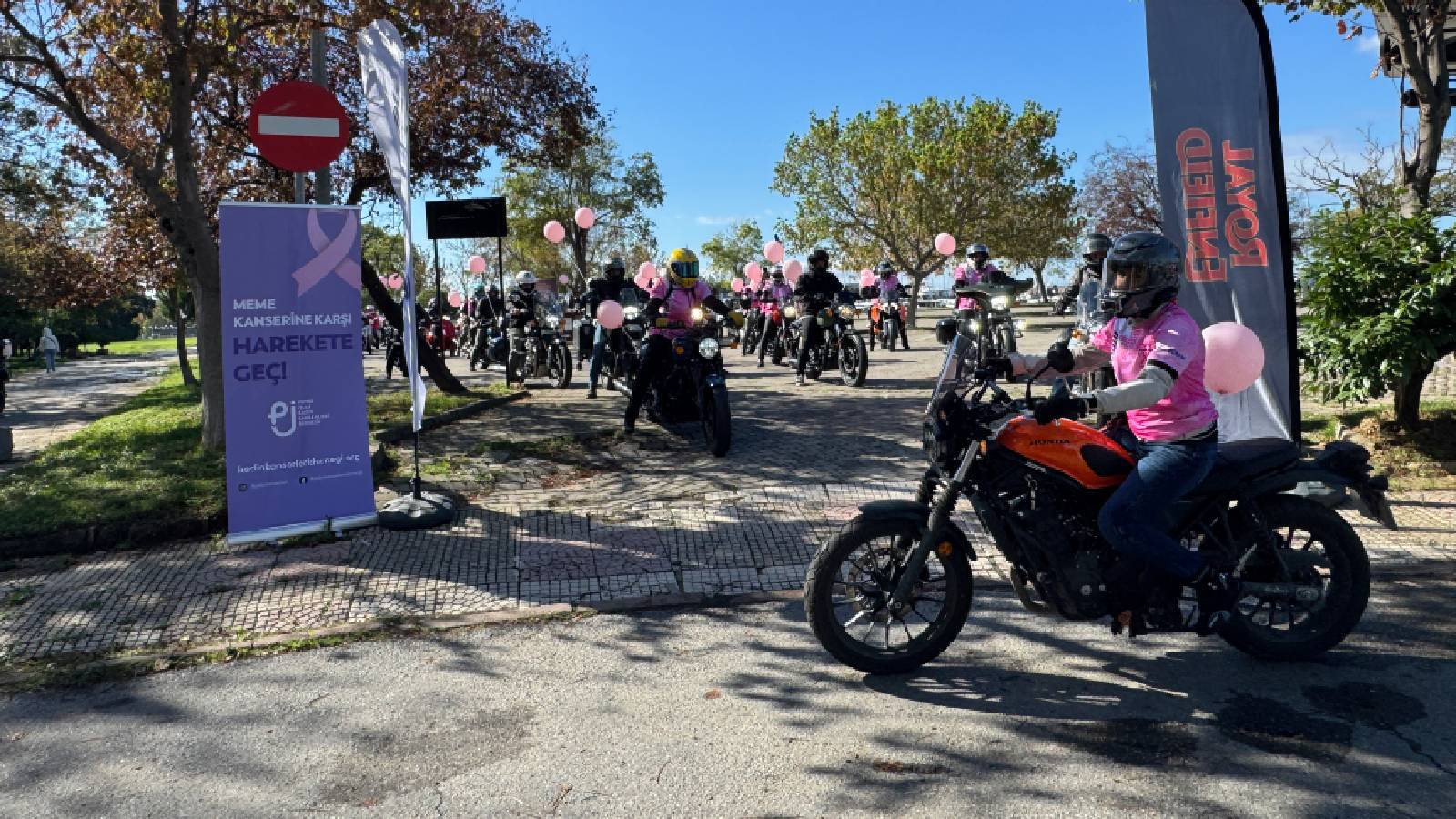 kadikoyde meme kanserinde farkindalik icin motosiklet ve bisiklet turu mvqOKuhr.jpg