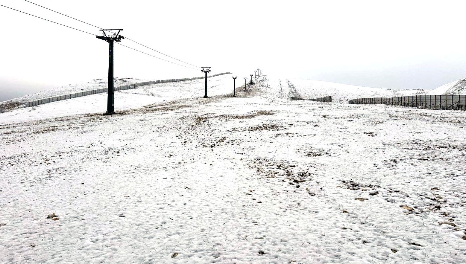 yagisli hava yerini kara birakti zirve beyaza burundu 642HqepL.jpg