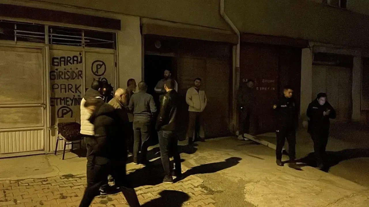 esinden haber alamayinca garaja indi otomobilin icinde olu buldu tLXUBBM3.jpg