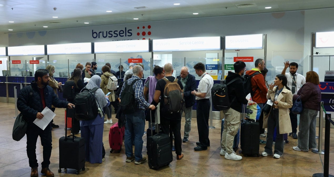 kimligi belirsiz iha hava limanini kapattirdi DrBx8uVs.jpg