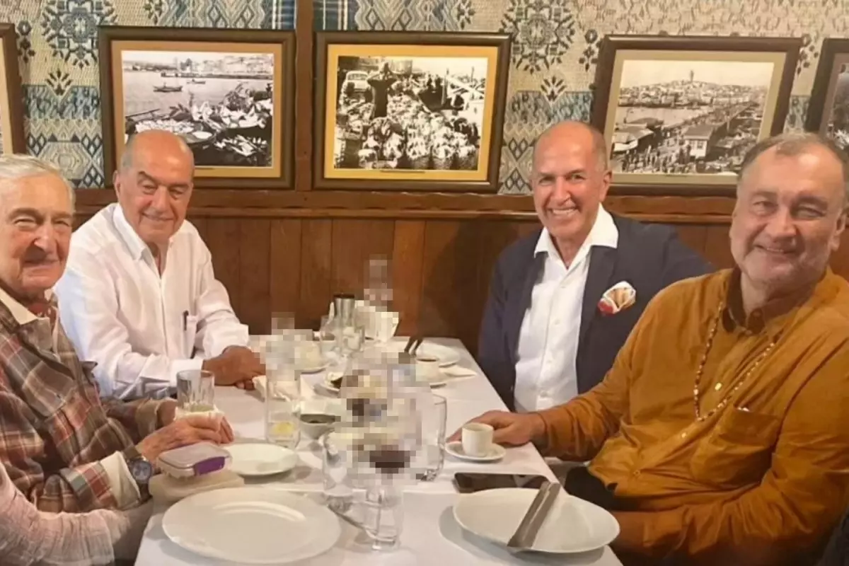 murat ulker ve rahmi kocun mutevazi aksam yemegi masadaki detay dikkatlerden kacmadi 6jgjAcht.jpg