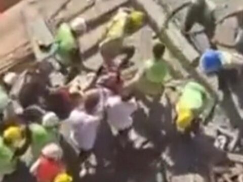 Insaat iskelesinden dusen 21 yasindaki isci hayatini kaybetti QrvpBUqm